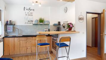 Kjøleskap, ovn, kokeplater og kaffetrakter/tekoker