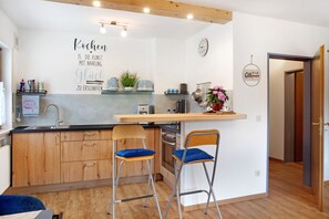 Geladeira, fogão, cooktop, cafeteira/chaleira