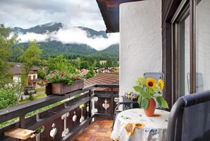 Outdoor dining - Studio Apartment 'Aschaubichl - Wohnung Enzian' with Mountain View, Balcony and Wi-Fi (Grainau)
