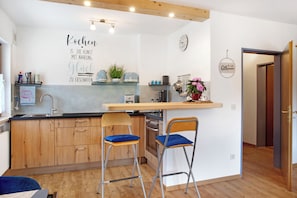 Een koelkast, een oven, een kookplaat, een koffiezetapparaat/waterkoker