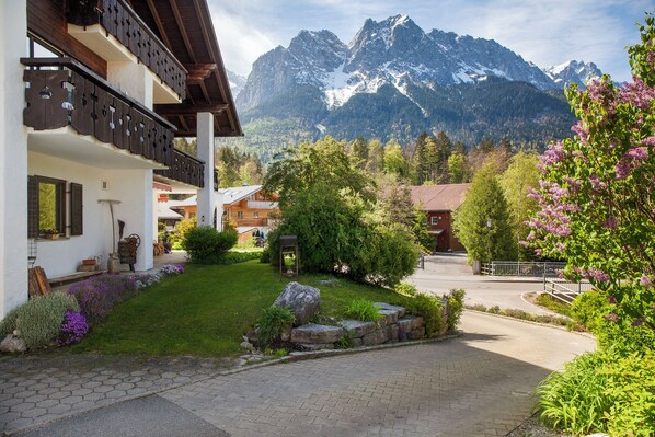 Property grounds - Studio Apartment 'Aschaubichl - Wohnung Bergaurikel' with Mountain View, Balcony and Wi-Fi (Grainau)