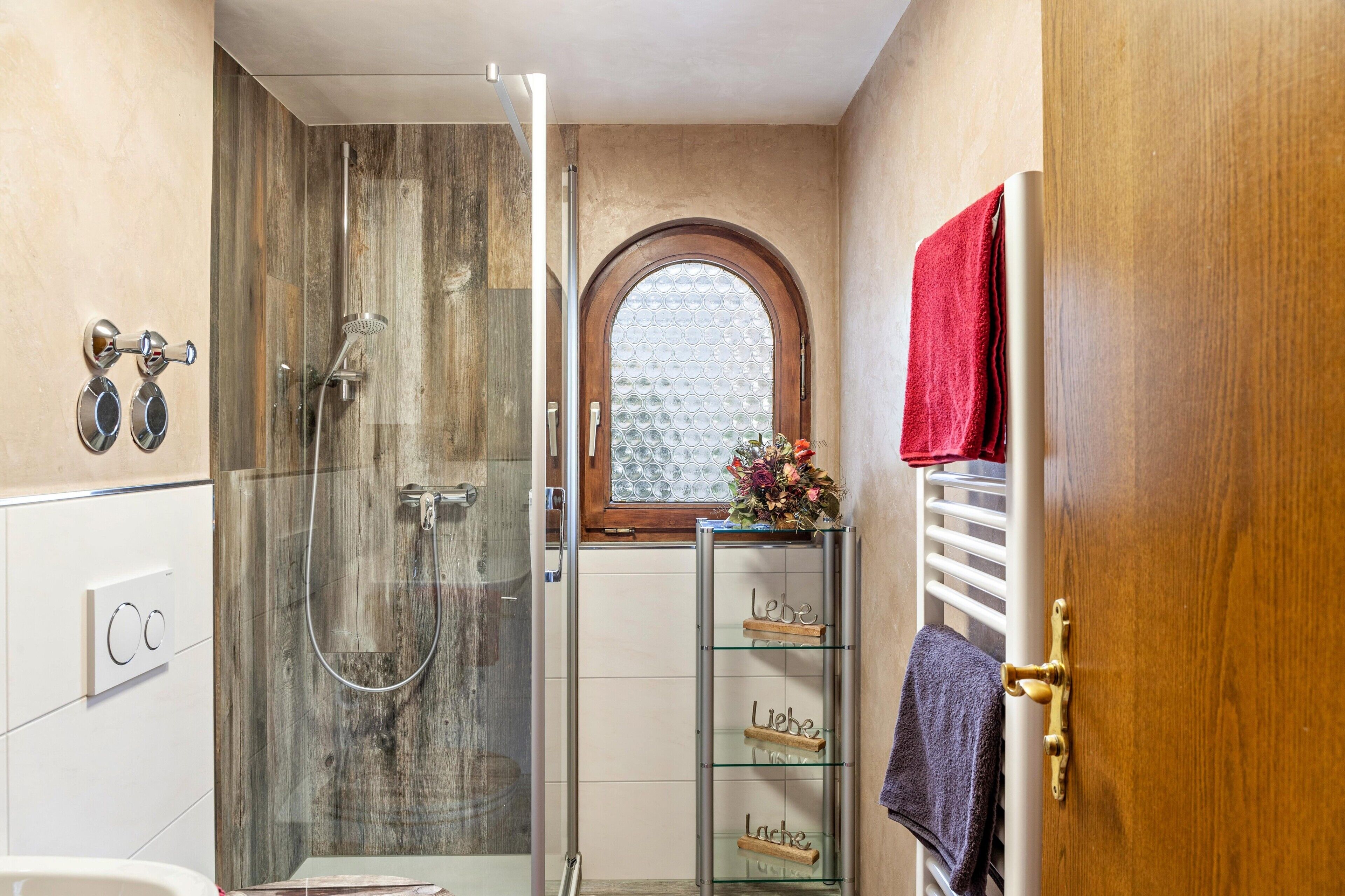 Dusj, hårføner og håndklær