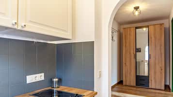 Refrigerador, parrilla de estufa, cafetera y tetera y tetera eléctrica