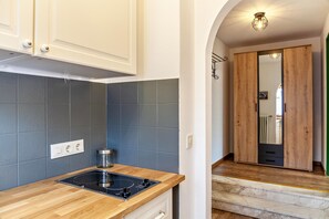 Refrigerador, parrilla de estufa, cafetera y tetera y tetera eléctrica 