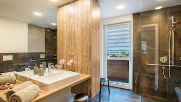 Douche, articles de toilette (gratuits), séchoir à cheveux