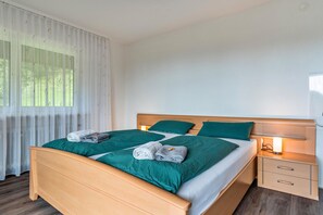 2 bedrooms, free WiFi, bed sheets - Holiday Apartment "Fuchsmichelhof 2' with Mountain View, Private Terrace & Wi-Fi (Seebach)