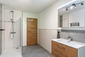 Dusche, Haartrockner, Handtücher