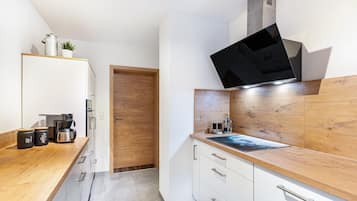 Køleskab, mikrobølgeovn, ovn, kogeplade