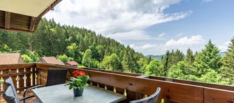 Holiday Apartment "Fuchsmichelhof 4" with Mountain View, Private Terrace & Wi-Fi