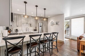 Fridge, microwave, oven, stovetop - Perfect Location Between Vail & Loinshead (Vail)