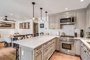 Fridge, microwave, oven, stovetop - Perfect Location Between Vail & Loinshead (Vail)