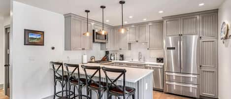 ثلاجة، ميكروويف، فرن، موقد طهي مسطح