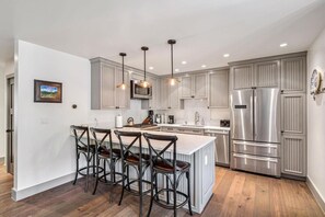 Fridge, microwave, oven, stovetop - Perfect Location Between Vail & Loinshead (Vail)