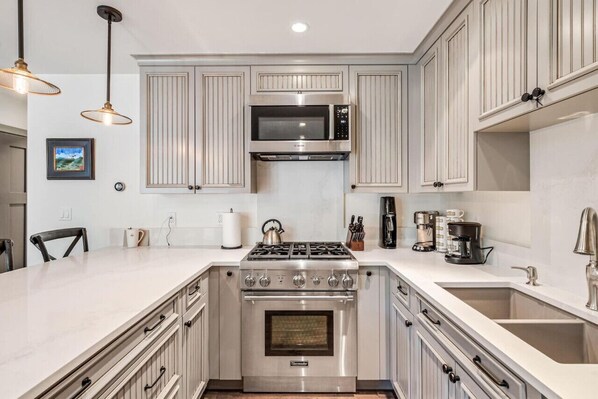 ثلاجة، ميكروويف، فرن، موقد طهي مسطح