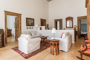 Interior - Holiday Home 'Cambanis Residence Mykonos Town' with Sea View, Wi-Fi and Air Conditioning (Mykonos)