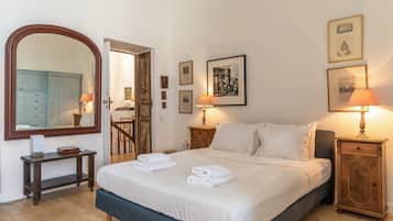 4 bedrooms, iron/ironing board, free WiFi, bed sheets