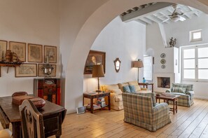 TV, fireplace