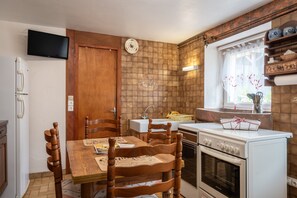 Fridge, microwave, oven, stovetop - Studio Nivolet with WiFi: City and Lake View – Ideal for Couples with Children (Gérardmer)