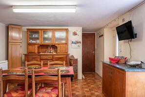 Dining - Studio Margeriaz with WiFi: Panoramic View of the City and Lake – Ideal for Couples with Children (Gérardmer)
