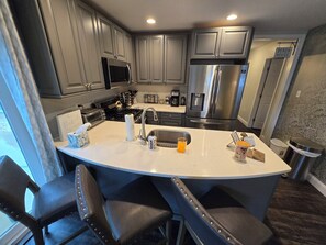 冷蔵庫、電子レンジ、オーブン、コンロ