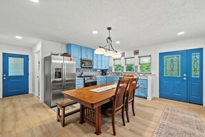 Jääkaappi, mikroaaltouuni, uuni, liesi