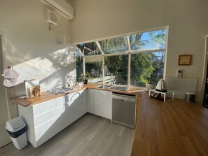 Fridge, microwave, oven, stovetop - Sassafras Treehouse in The Dandenong Ranges, Victoria (Sassafras)