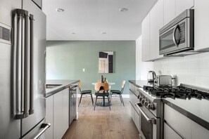 Kühlschrank, Mikrowelle, Ofen, Geschirrspüler