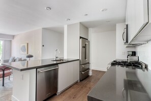 Réfrigérateur, micro-ondes, four, lave-vaisselle