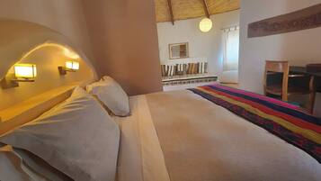 Chambre Confort Double ou avec lits jumeaux, vue cour intérieure | Coffres-forts dans les chambres, bureau