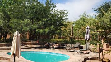 Piscina externa, guarda-sóis, espreguiçadeiras