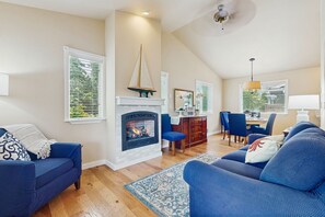 Una televisión, una chimenea