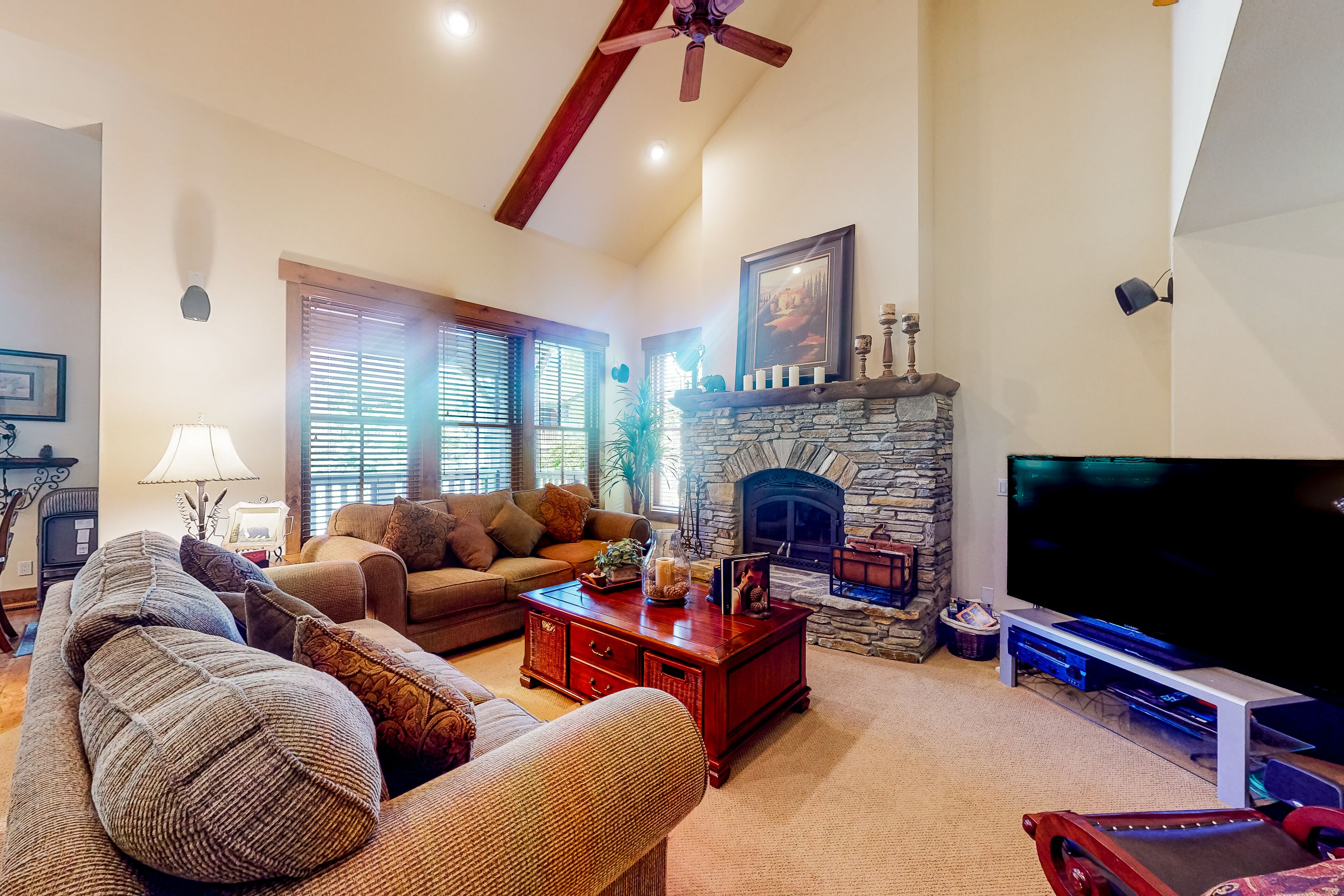 Wilderness retreat with pool, hot tub access - wood-burning fireplace and W/D
