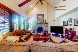 TV, fireplace - Wilderness retreat with hot tub access - wood-burning fireplace and W/D (Mammoth Lakes)