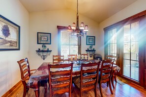 Dining - Wilderness retreat with hot tub access - wood-burning fireplace and W/D (Mammoth Lakes)