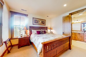 3 bedrooms, internet, bed sheets - Wilderness retreat with hot tub access - wood-burning fireplace and W/D (Mammoth Lakes)