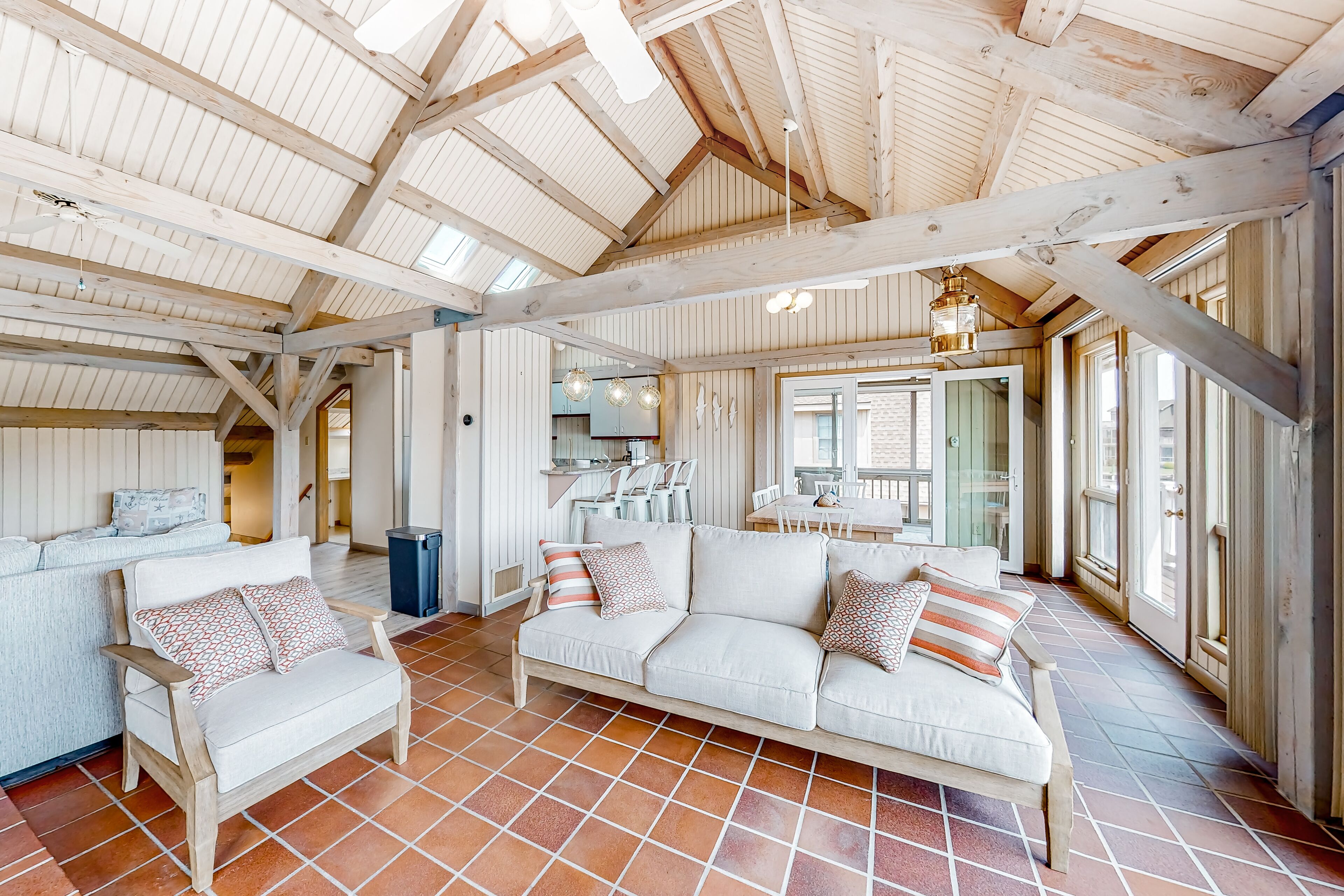 Bayfront cottage with water views, screened porch, central AC, & washer/dryer