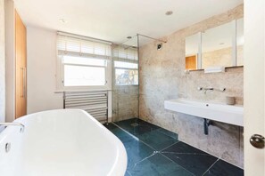 Apartment (3 Bedrooms) | Bathroom - The Walterton Sanctuary - Bright 3bdr Flat (London)