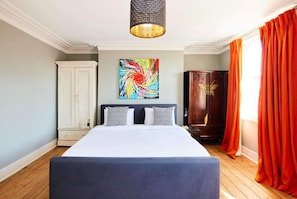 Leilighet (3 Bedrooms) | 3 soverom, skrivebord for bærbar PC og strykejern/-brett