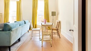 Leilighet (3 Bedrooms) | Oppholdsområde
