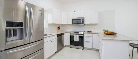 Réfrigérateur, micro-ondes, four, plaque de cuisson