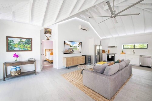 The Mastic Cana LUXE Cottage & Pool on North Side