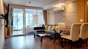 3 bedrooms, iron/ironing board, free internet, bed sheets