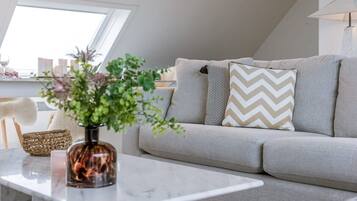 Una televisión, libros, una oficina