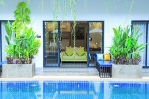 Cabana Pool Access | エジプト綿のシーツ、高級寝具、羽毛の掛け布団、ピロートップベッド