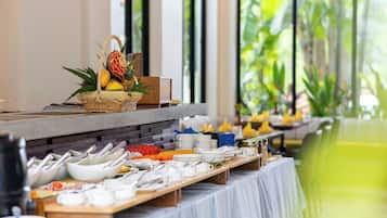 Desayuno continental diario (USD 8 por persona)