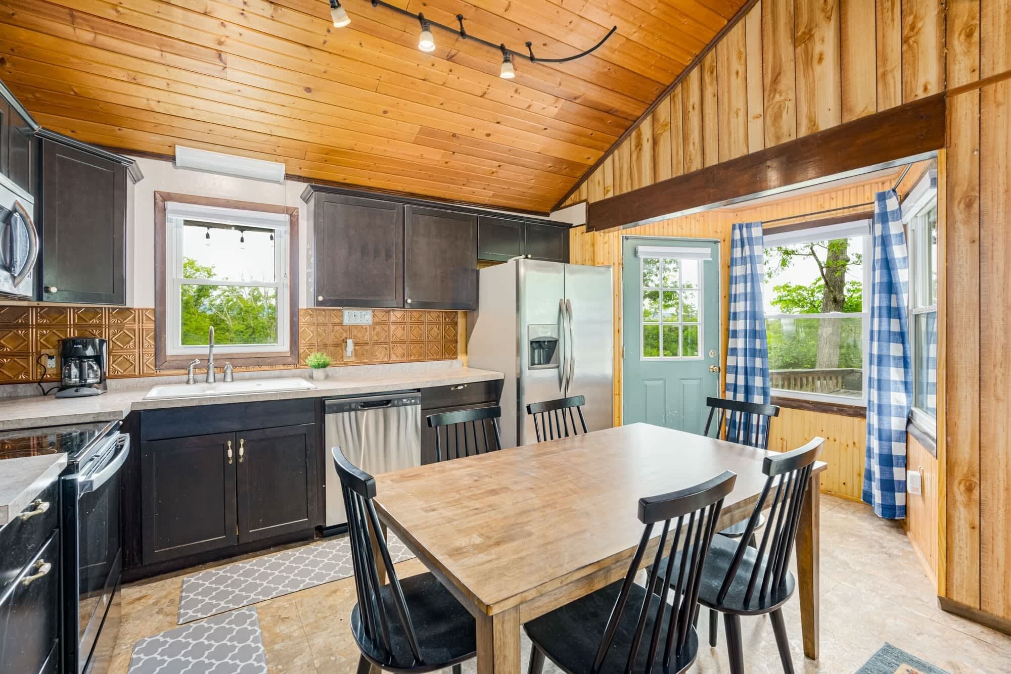 Frigorífic, microones, forn i placa de cuina 