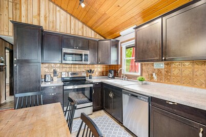 Modern w Mountain Views, Hot Tub, Deck & Fire Pit