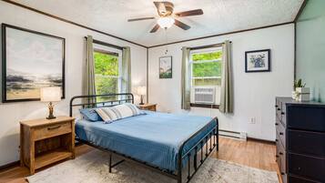 2 bedrooms, iron/ironing board, WiFi, bed sheets