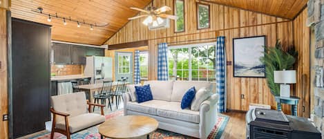 Téléviseur, livres, chaßne audio, bureau