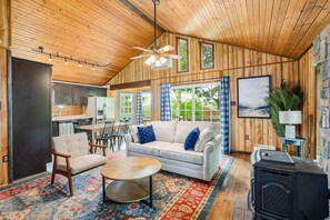 TV, books, stereo, offices - Modern w Mountain Views, Hot Tub, Deck & Fire Pit (Berkeley Springs)